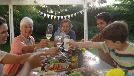 Familia-Comiendo-Afuera-Juntos-En-Verano