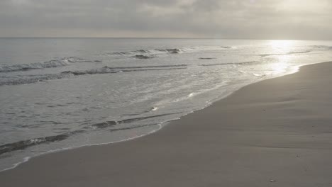 Wellen-An-Einem-Strand-An-Einem-Bewölkten-Skandinavischen-Tag-In-Zeitlupe-Und-4k