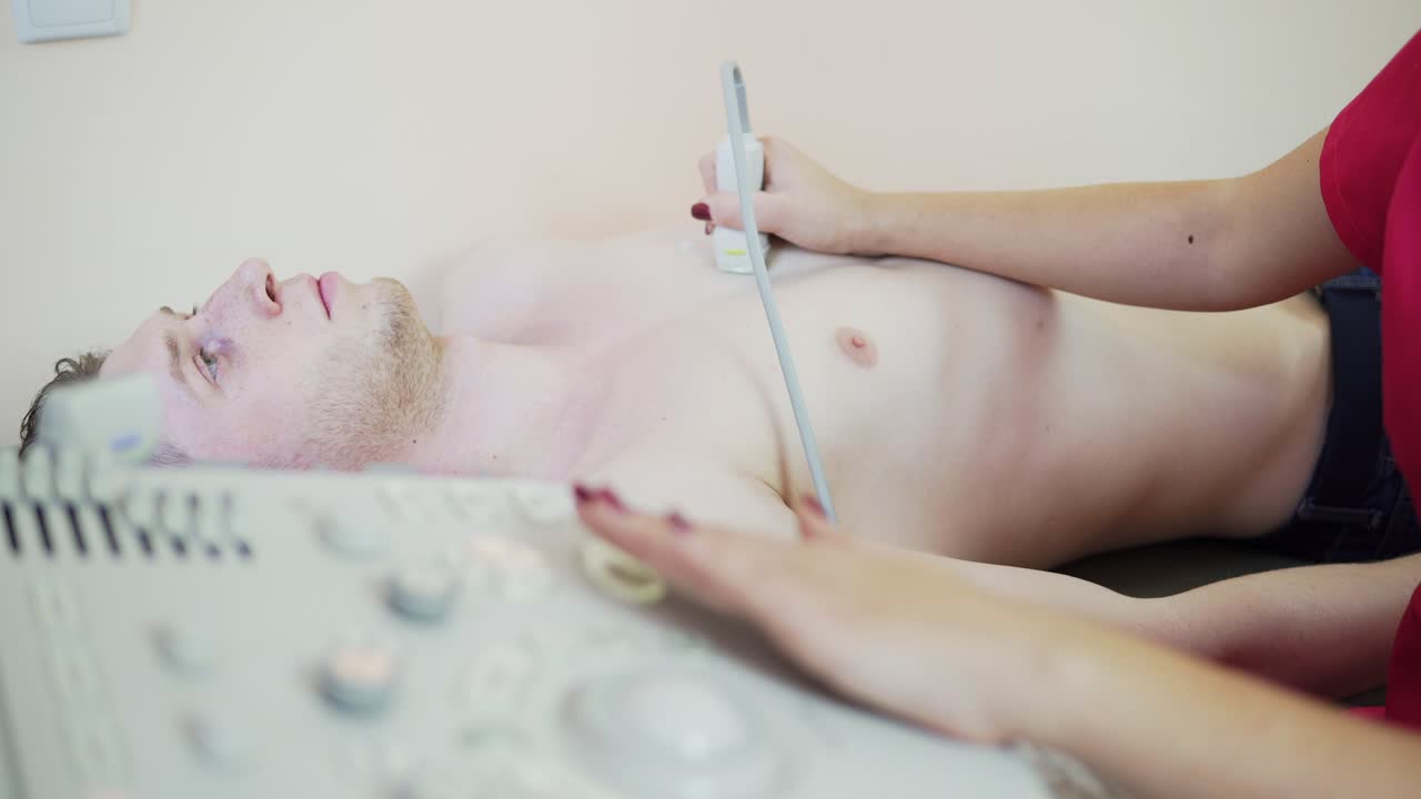 teclado del dispositivo de ultrasonido, manos de un médico irreconocible trabajando con equipos de ultrasonido.