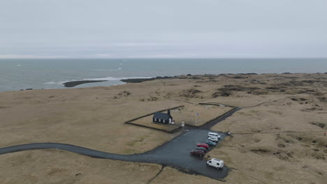 Toma-De-Drone-De-Búðir-Kirkja,-Hito-Religioso-De-Islandia-En-El-Frío-Día-De-Primavera