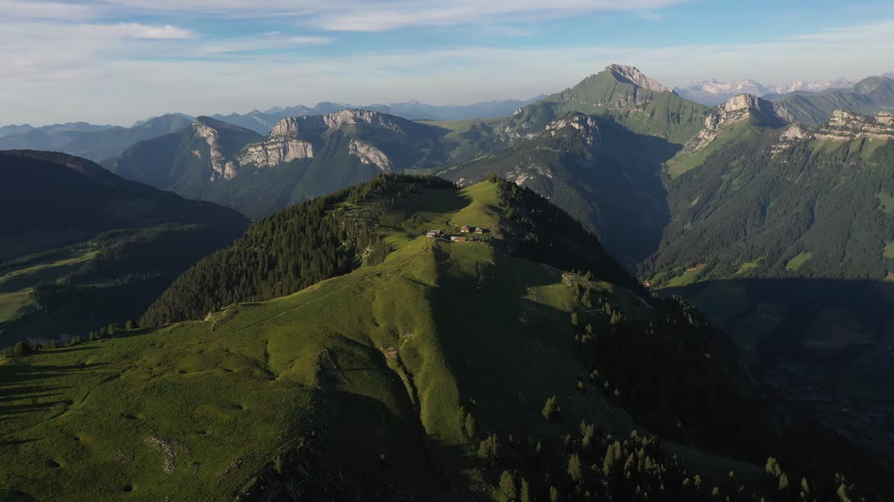 hermoso pueblo ubicado en los alpes franceses en la cima de una colina