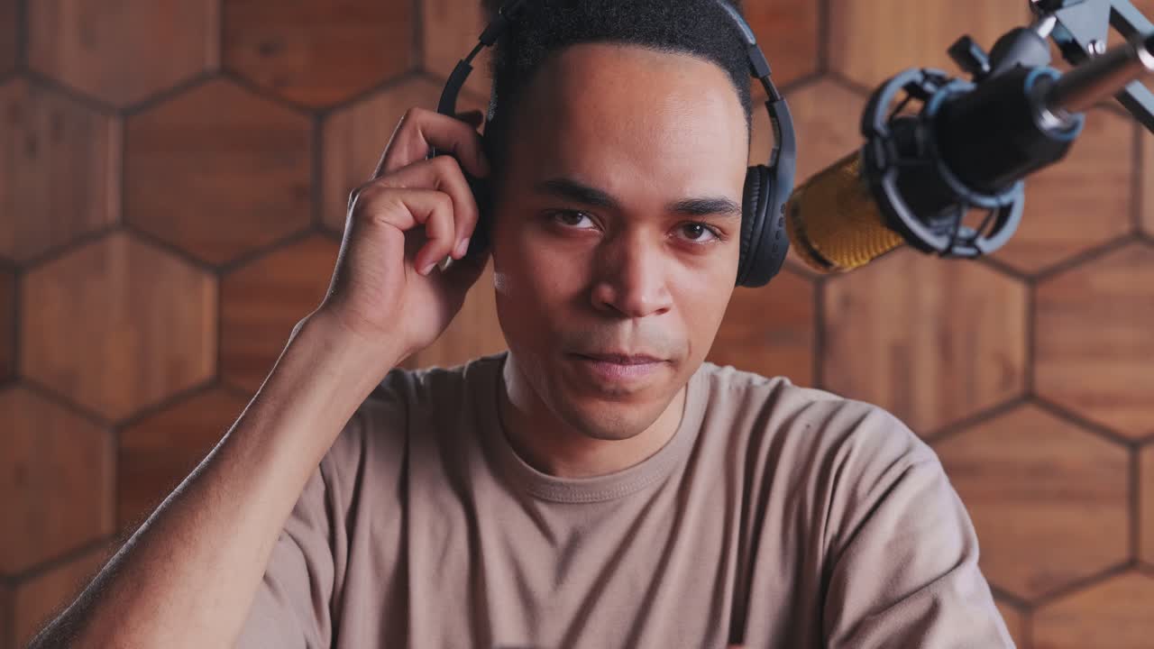 joven blogger afroamericano jugando a un videojuego con la ayuda de un joystick