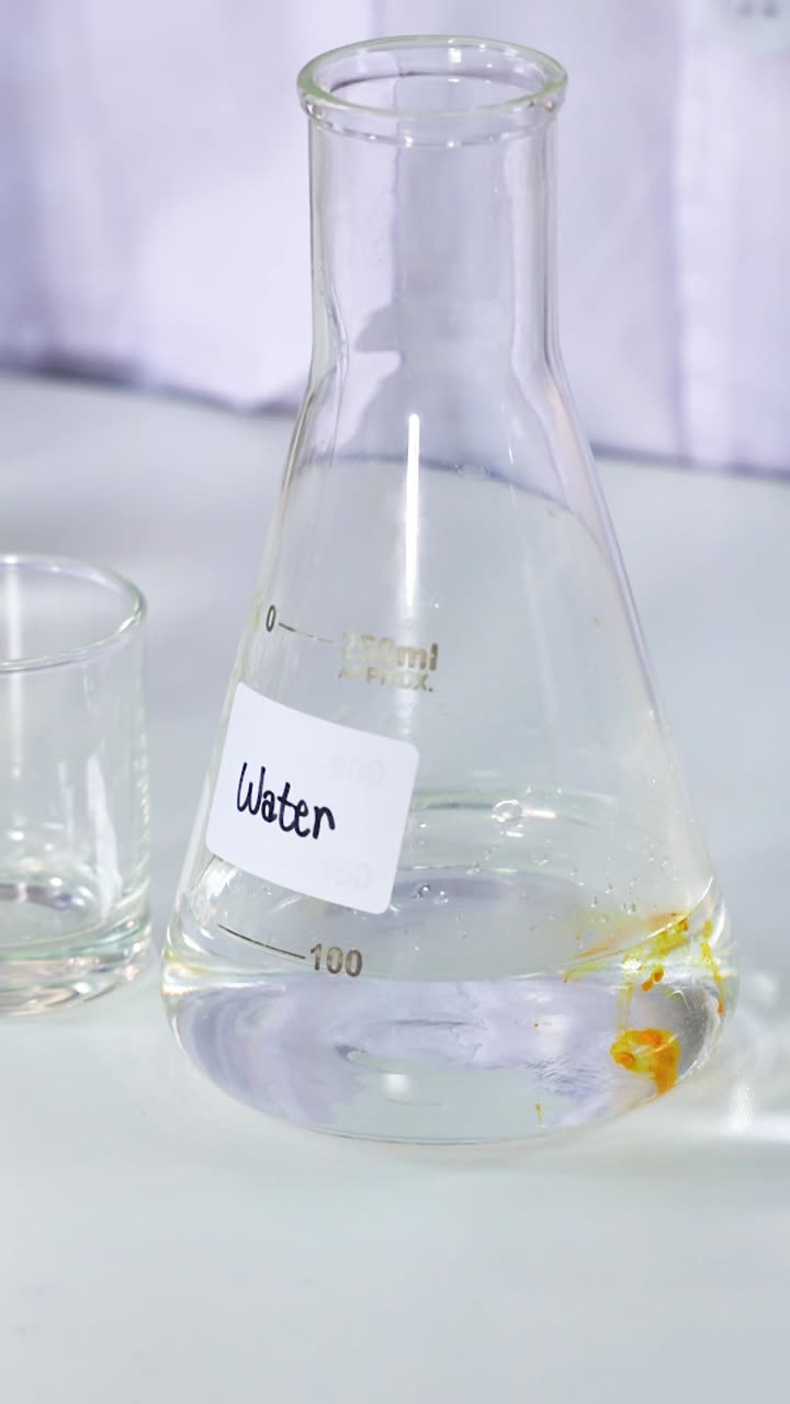 화학 반응은 실험실 환경에서 색을 바니다.