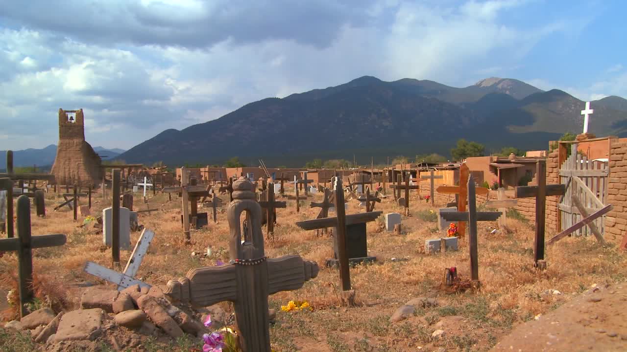 타오스 푸에블로 묘지 1의 기독교 무덤과 십자가