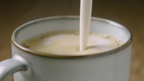 alejar, 60 fps, se vierte leche de avena espumosa en una taza para hacer un capuchino