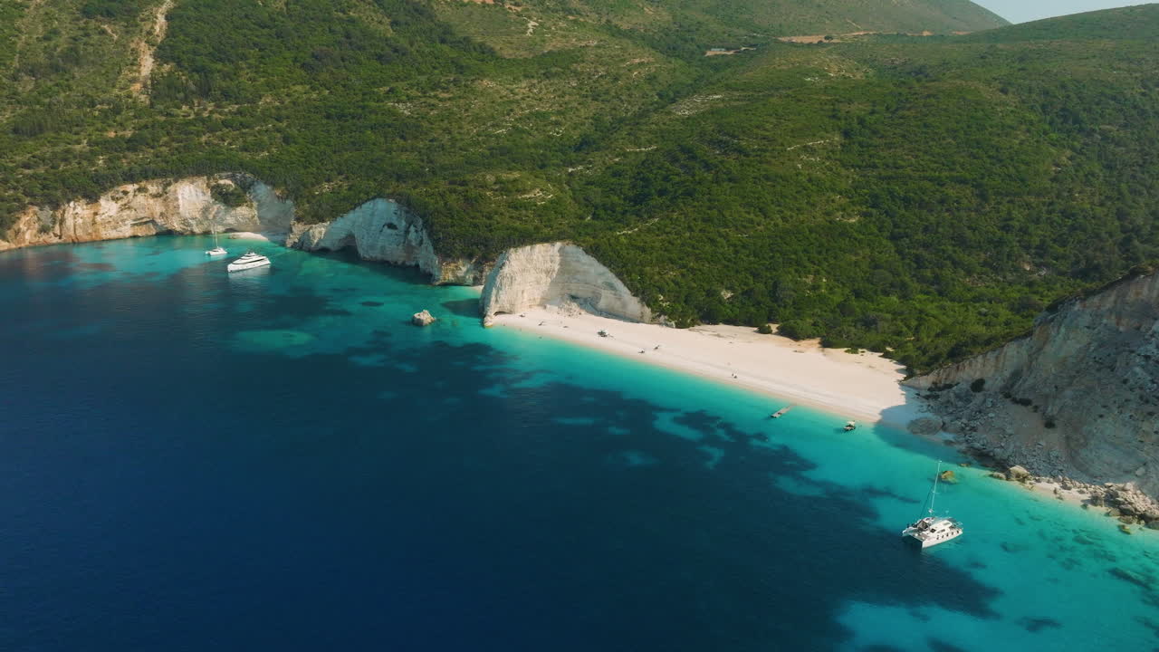 아름다운 해변 과 푸른 물 의 공중 풍경