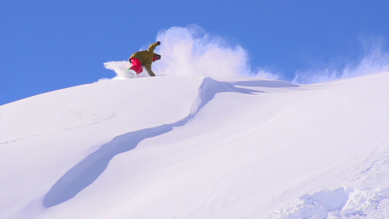 icónico paso épico cinematográfico colorado humo frío debajo congelamiento snowboarder polvo nieve fresca se convierte en mantequilla corte de aire temprano mañana congelado impresionante hermoso cielo azul súper cámara lenta seguir el movimiento pan