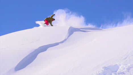 filmische ikon epic pass colorado kalter rauch unter gefrieren snowboarder pulver frischer schnee wird butter slash luft früh gefroren morgen atemberaubend wunderschöner blauer himmel super langsam bewegung folgen pan bewegung