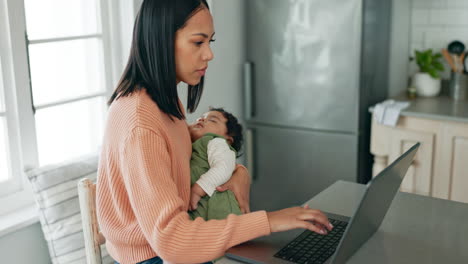 portátil, trabajo remoto y mujer con un bebé en casa