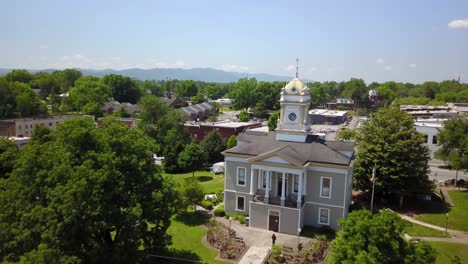 luftaufnahme des gerichtsgebäudes von burke county in morganton, north carolina, in 4k, wobei das alte gerichtsgebäude von burke county in der aufnahme dominiert