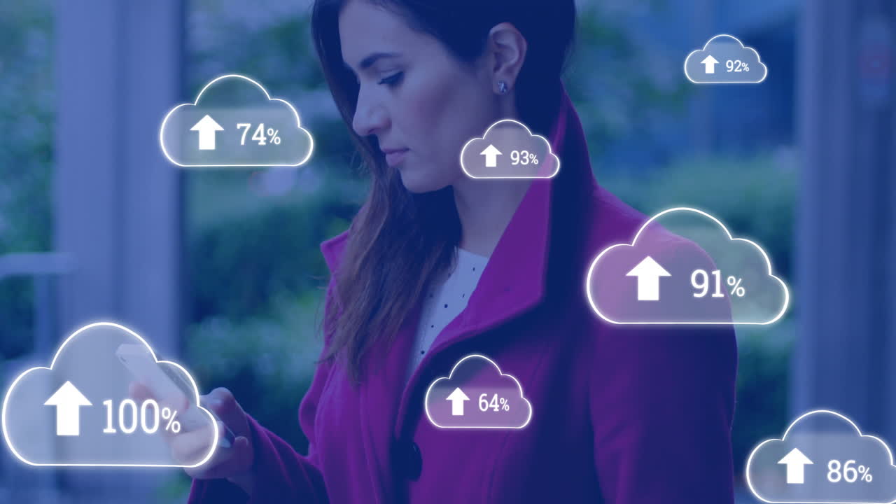 animación de nube y porcentaje creciendo sobre mujer de negocios caucásica usando teléfono inteligente
