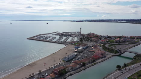 Puerto-Deportivo-De-Fos-sur-mer-Con-Refinería-De-Petróleo-En-El-Fondo-Toma-Aérea-Francia