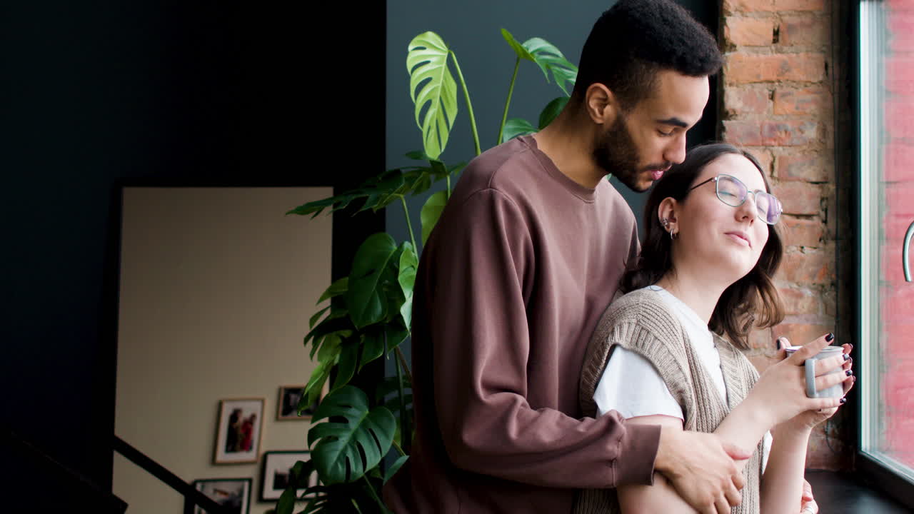 집에서 사랑에 빠진 커플