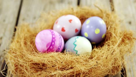 huevos de pascua pintados en el nido