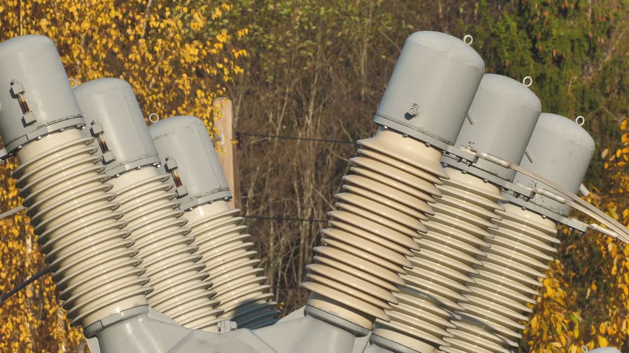 líneas eléctricas con rayos de sol en el cielo azul