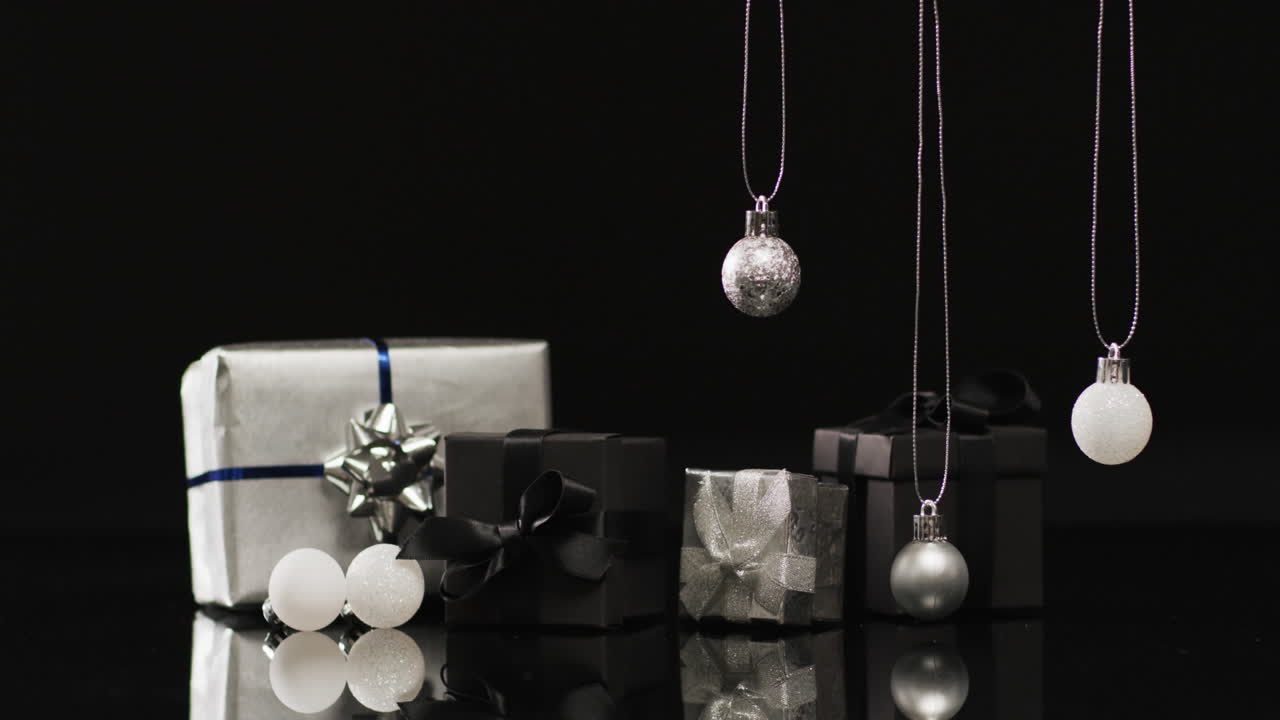 видео с серебряными шариками рождественские украшения и подарки с копированием пространства на черном фоне