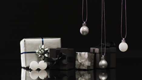 검은색 배경에 복사 공간과 함께 크리스마스 장식과 선물 은 baubles의 비디오
