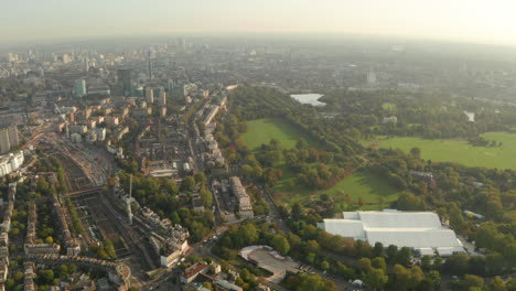 fotografía aérea en círculo sobre el parque regents este mirando hacia marylebone