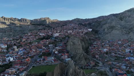 vista aérea de drones de la ciudad capital de bolivia, la paz, américa del sur