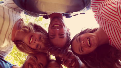 amigos felices sonriendo a la cámara en el parque