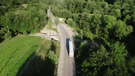 Vista-Aérea-De-4k-De-Un-Camión-Conduciendo-Por-Un-Paisaje-Rural