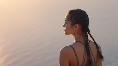 Frau-Auf-Dem-Berggipfel-Mit-Blick-Auf-Den-Ruhigen-Blick-Auf-Das-Meer-Bei-Sonnenuntergang.-Mädchen-Steht-Am-Rand-Einer-Klippe-Und-Genießt-Die-Reisefreiheit