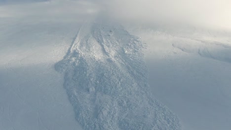 Große-Lawine-In-Einem-Skigebiet-2