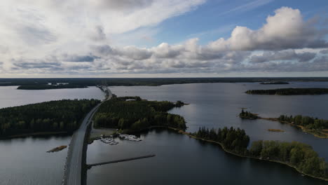 panorámica aérea de los puentes que conectan las islas del archipiélago en replot, finlandia