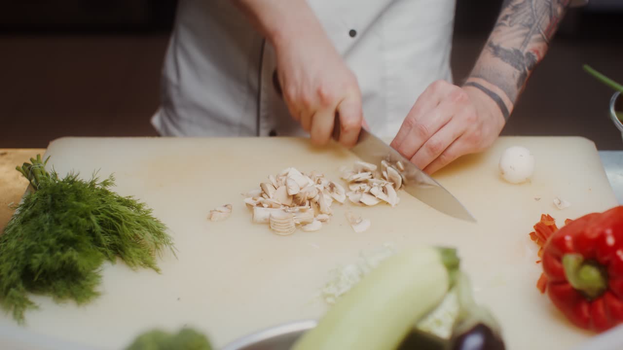 chef preparando y cocinando setas