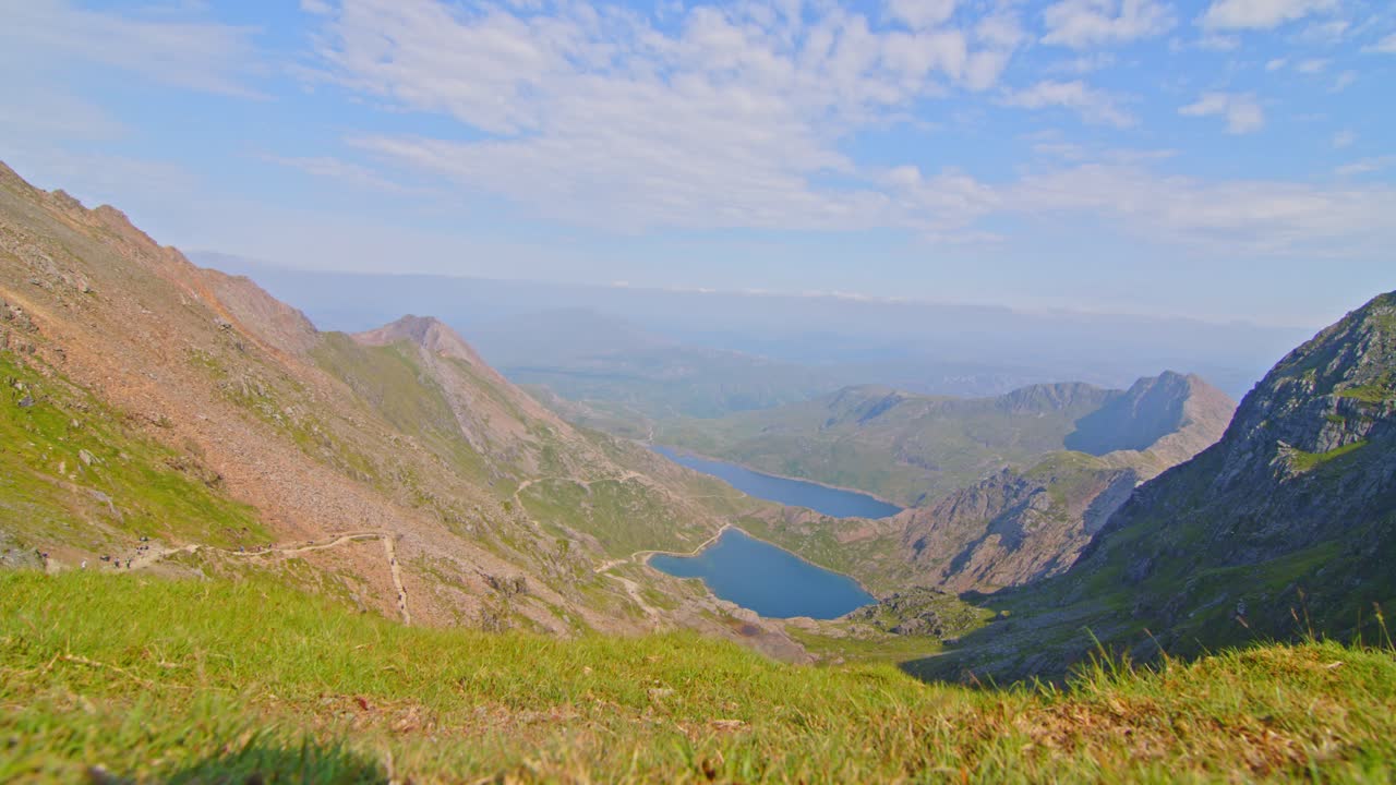 escena dramática de lapso de tiempo en lo alto de las cordilleras del parque nacional de snowdonia en el norte de gales, uno de los destinos salvajes más populares del reino unido