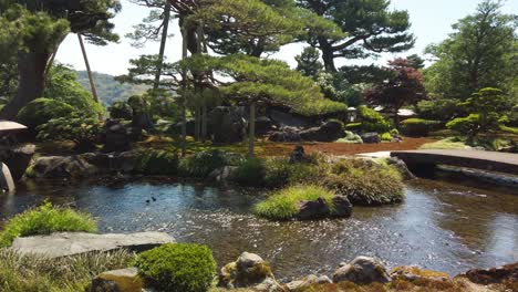 Hermoso-Estanque-Con-Una-Pequeña-Isla-En-El-Parque-Japonés-Kenroku-en-En-La-Ciudad-De-Kanazawa