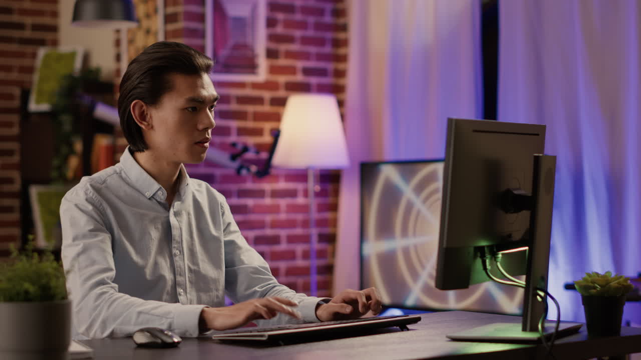 집 에서 컴퓨터 를 사용 하는 사람