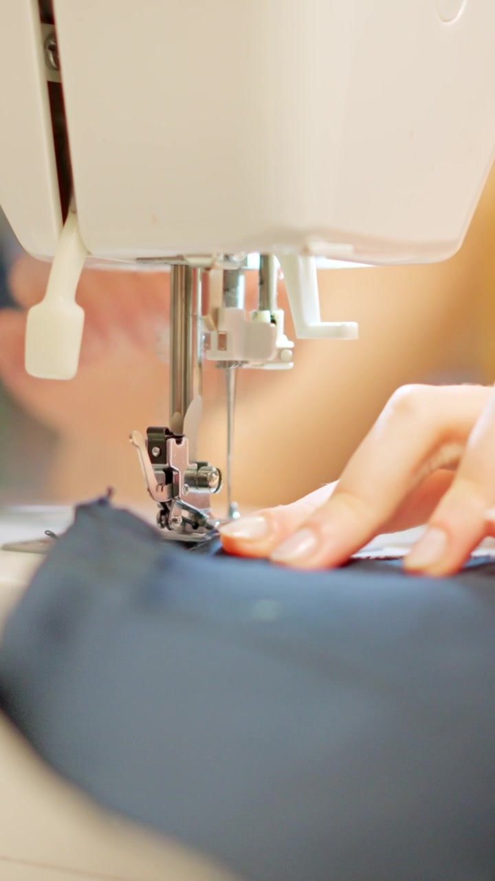 Costurera usando una máquina de coser en un taller