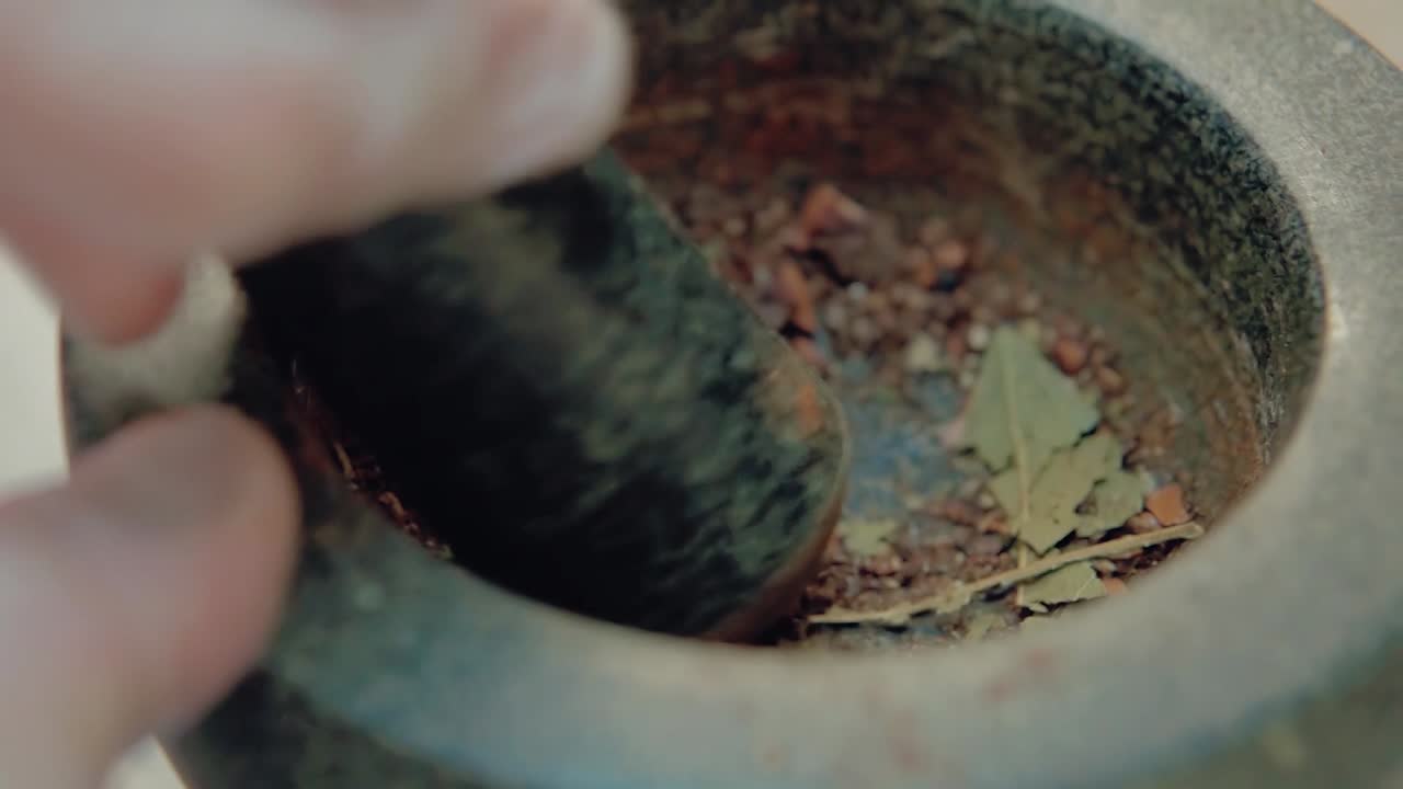 요리사는 살라드 에 대한 향신료 를 모터 3 에 넣어 준비 한다