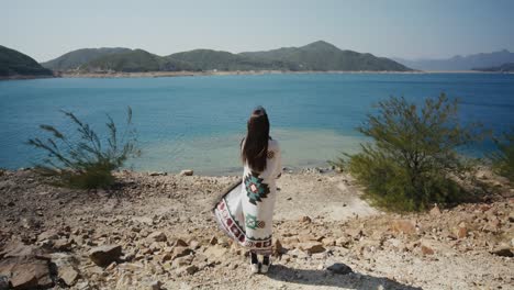 Vista-Trasera-De-Una-Mujer-Disfrutando-Del-Paisaje-Marino