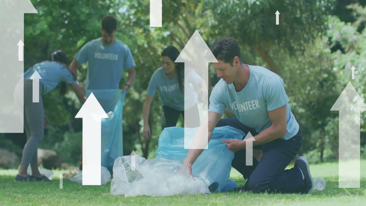 시골 에서 쓰레기 를 모으는 다양한 행복 한 집단 을 가로지르는  ⁇  화살표 의 애니메이션