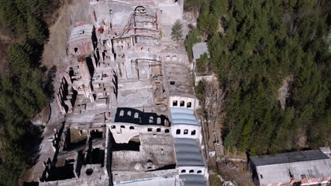 vista aérea de las ruinas de la antigua fabrica de cemento asland en cataluña, españa