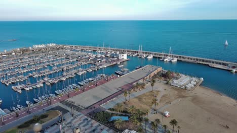 Vista-Aérea-Del-Puerto-Olímpico-De-Barcelona-Y-La-Torre-Mapfre,-Barcos-Estacionados