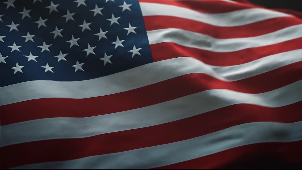 Video ravvicinato di una bandiera americana che sventola, catturando la sua texture e il movimento da un'angolazione bassa.