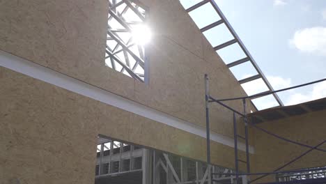 casa en construcción con estructura de acero y paredes de madera contrachapada
