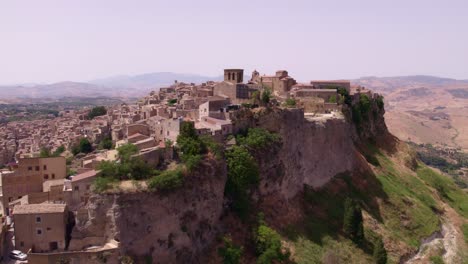 vista aérea de calascibetta, una ciudad en la provincia de enna, sicilia, italia