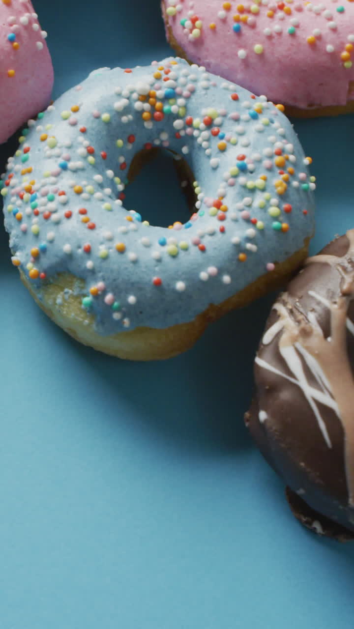 video de rosquillas con glaseado sobre fondo azul y púrpura