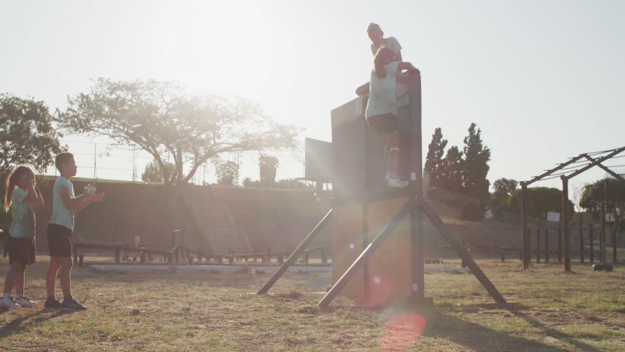 부트 캠프에서 훈련하는 백인 어린이 그룹