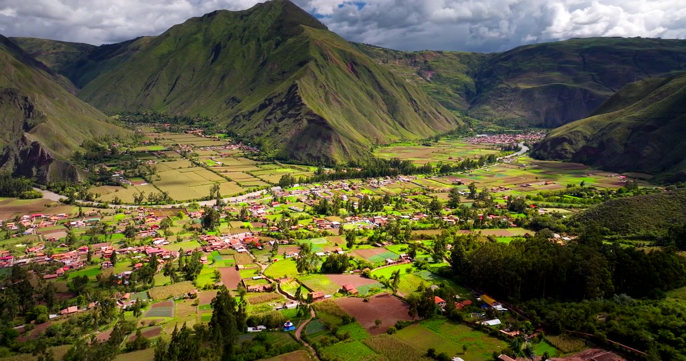 Huayllabamba nella fertile Valle Sacra del Perù tra le montagne. Vista aerea dall'alto.