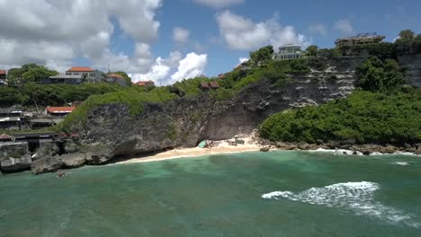 Toma-Aérea-De-Camión-De-La-Playa-Suluban-En-Bali