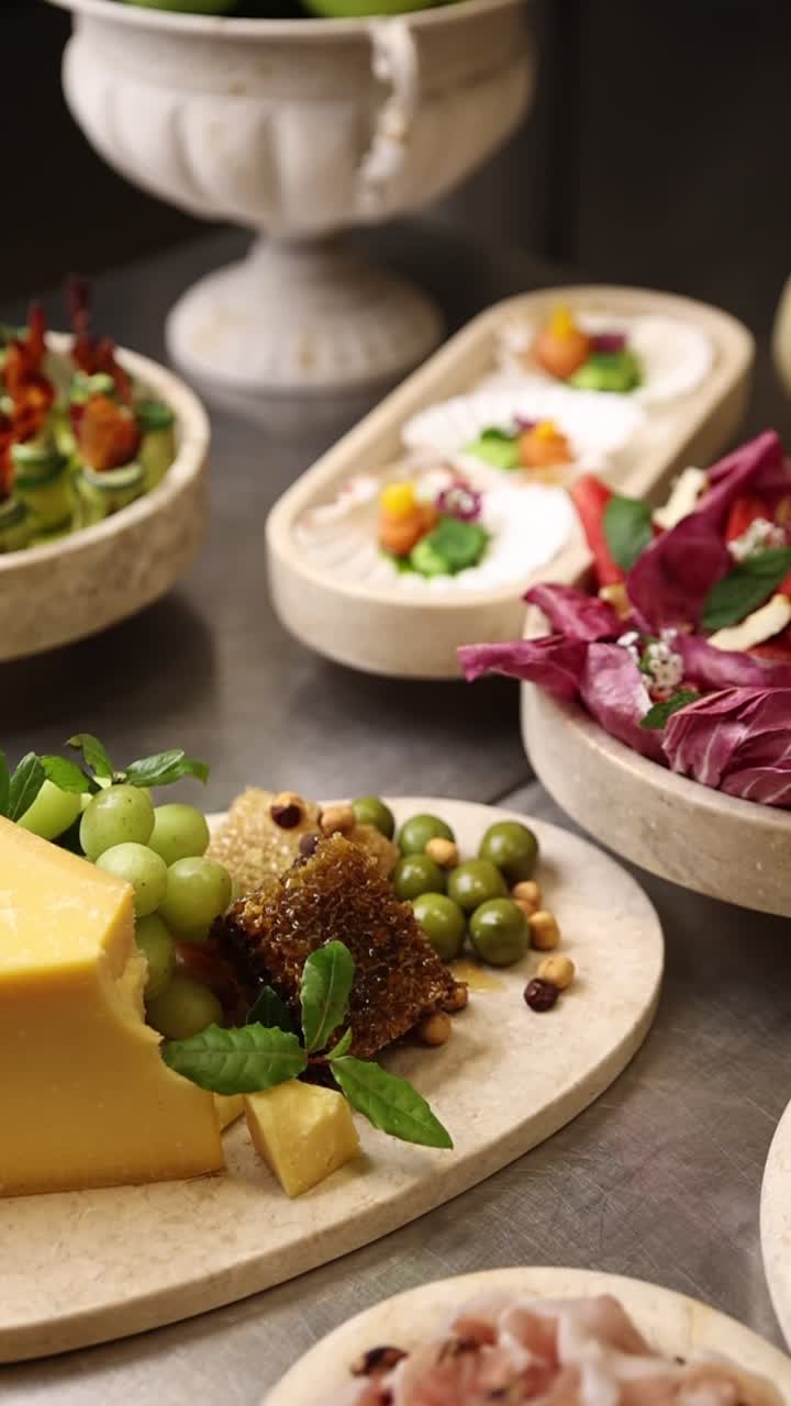 Vassoio di antipasti gourmet con formaggio, uva, favo di miele e olive