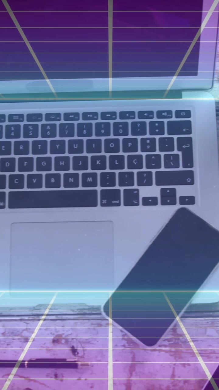 Animazione di quadrati in movimento su scrivania con dispositivi tecnologici in ufficio