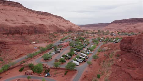 Vista-Aérea-Del-Parque-De-Casas-Rodantes-De-Goulding-En-Utah