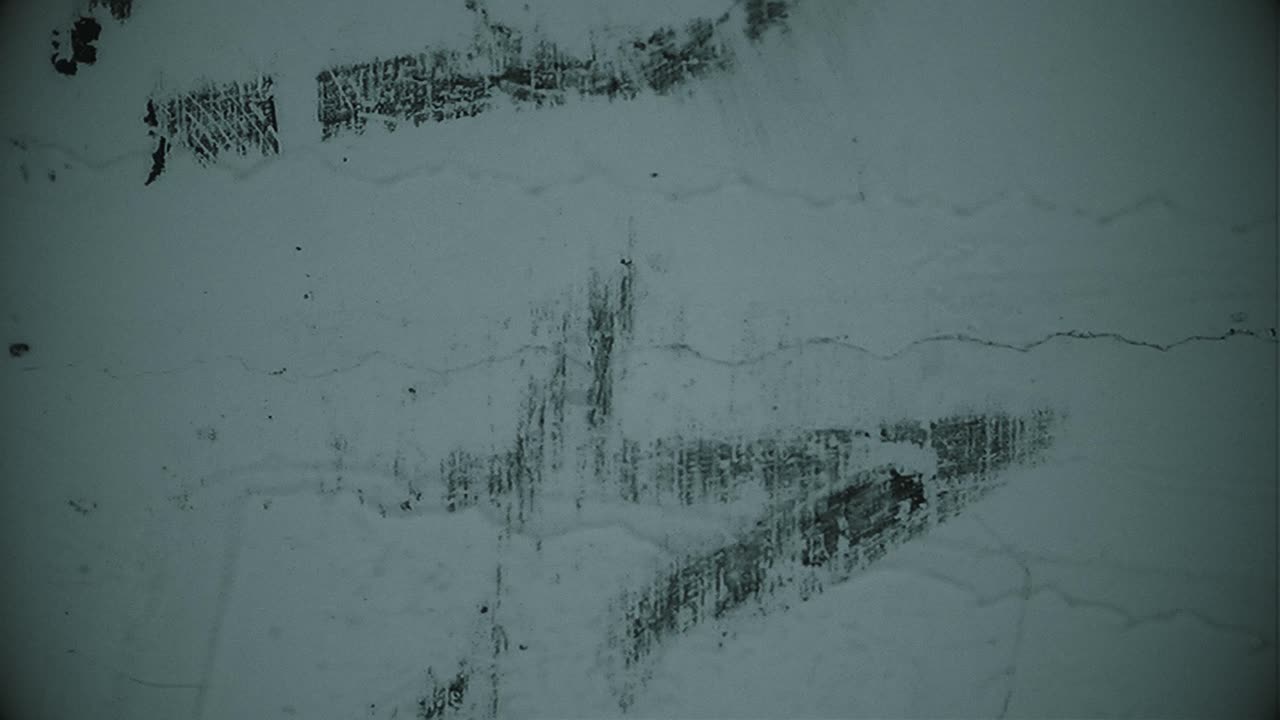 카페에서 무접촉 신용카드로 웨이터에게 지불하는 알아볼 수 없는 남자