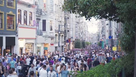 el tráfico peatonal está lleno de gente.